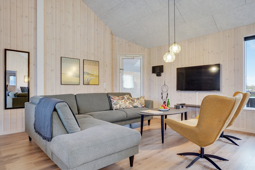 Sofaen i luksushus 508 i Sydjylland indbyder til brætspil eller at se en film sammen.