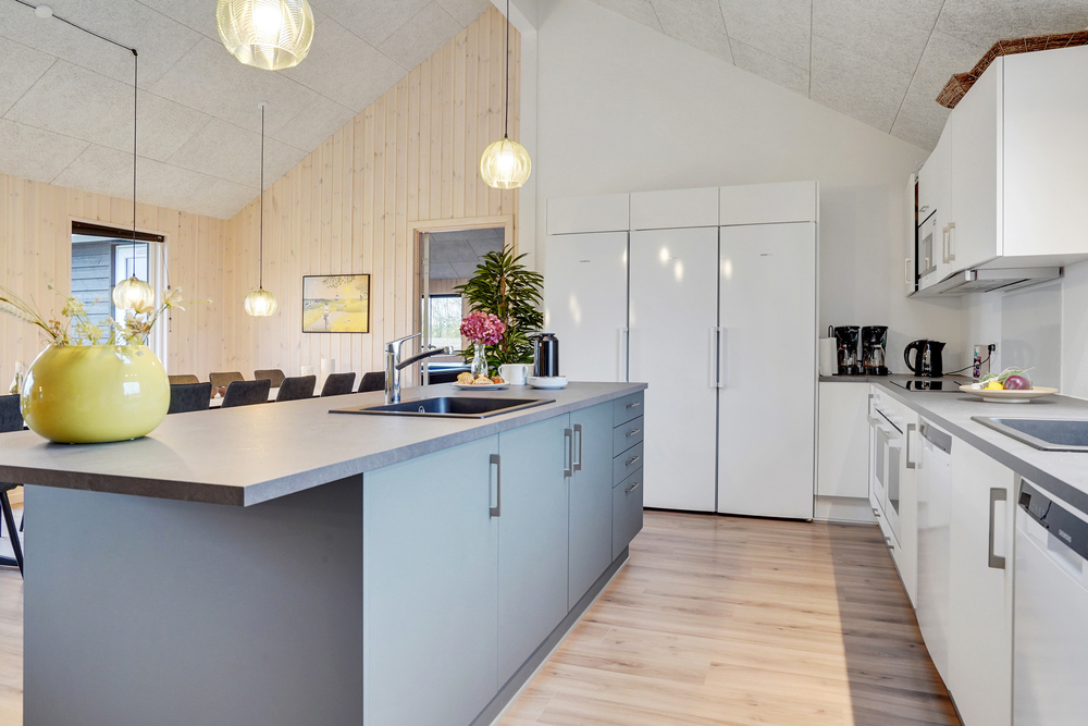 Køkkenet i luksushus nr. 508 er udstyrret, så I let kan lave mad til 20 personer.
