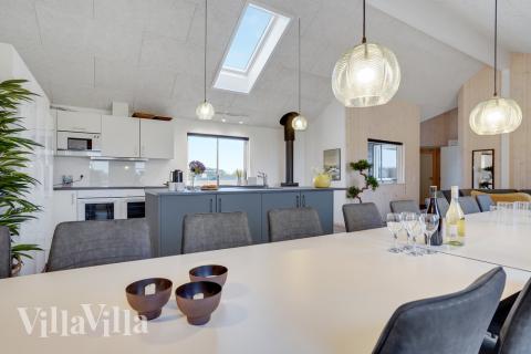 I kan sagtens side 20 personer sammen i sommerhusets opholdsrum, når I besøger luksushus 508 i Sydjylland.