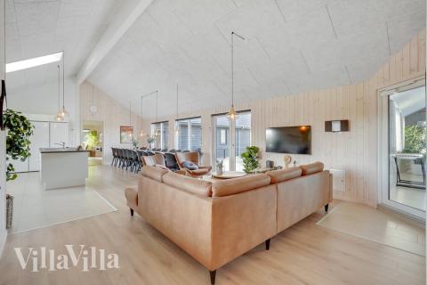 Der er mulighed for hygge i sommerhusets sofaarrangement, når I besøger luksushus nr. 499