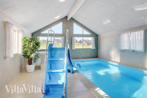 Sommerhus 499 er indrettet med en lækker poolafdeling med vandrutsjebane, dejlig stor indbygget spabad og sauna
