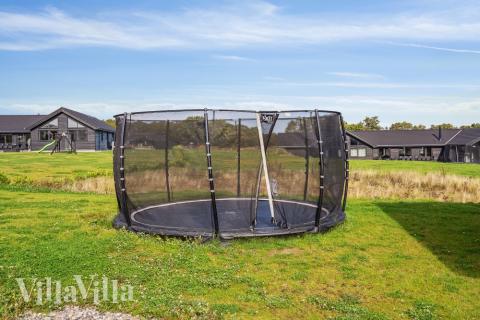 I det attraktive aktivitesrum i luksushus nr. 499 i Sydjylland  er der masser af udendørs aktiviteter, f.eks. legetårn og gynge