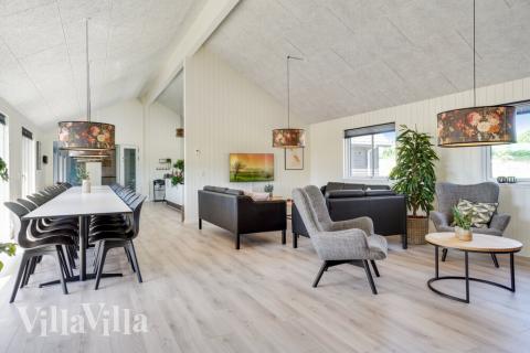 Det store lyse opholdrum i luksushus nr. 531 til 30.