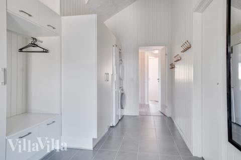 Der er bad med brus i luksushus nr. 531 til 30 personer.