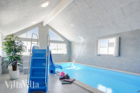 Sommerhus 531 er indrettet med en lækker poolafdeling med vandrutsjebane, dejlig stor indbygget spabad og sauna