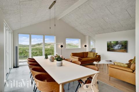 I kan sagtens side 10 personer sammen i sommerhusets opholdsrum, når I besøger luksushus 514 i Nordjylland.