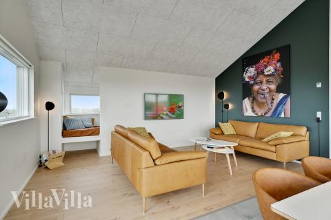 Sofaen i luksushus 514 i Nordjylland indbyder til brætspil eller at se en film sammen.