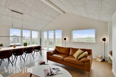 Det store lyse opholdrum i luksushus nr. 514 til 10.