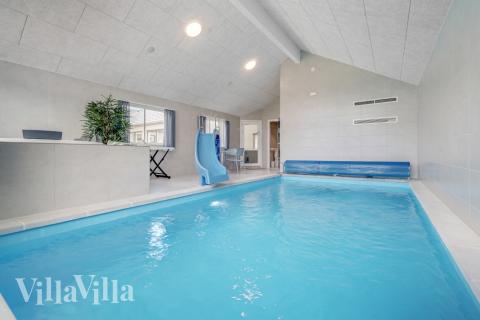 Sommerhus 516 er indrettet med en lækker poolafdeling med vandrutsjebane, dejlig stor indbygget spabad og sauna