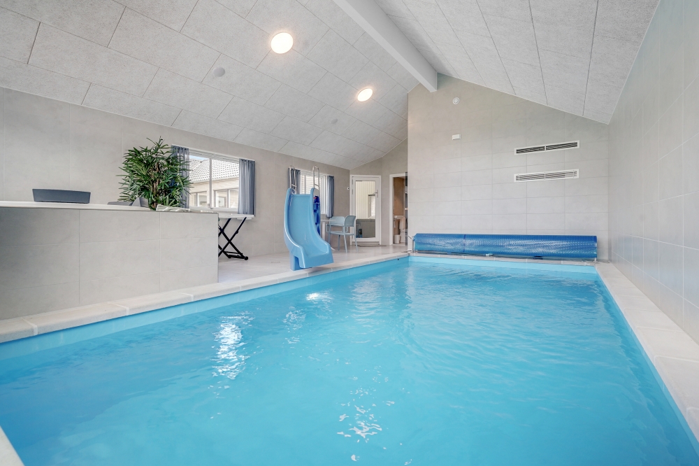 Sommerhus 516 er indrettet med en lækker poolafdeling med vandrutsjebane, dejlig stor indbygget spabad og sauna