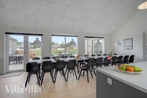 Det store lyse opholdrum i luksushus nr. 516 til 24.