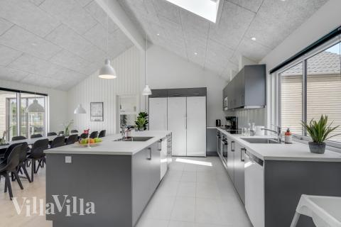 Køkkenet i luksushus nr. 516 er udstyrret, så I let kan lave mad til 24 personer.