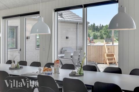 I kan sagtens side 24 personer sammen i sommerhusets opholdsrum, når I besøger luksushus 516 i Vestjylland.