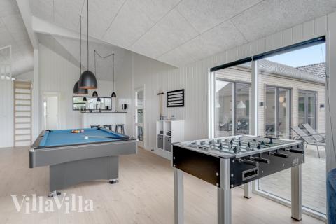 Aktivitetsrum i luksushus nr. 516 med 9 soveværelser og plads til 24 personer.