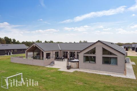 Dette skønne poolhus nr. 516 med plads til 24 personer ligger i Vestjylland