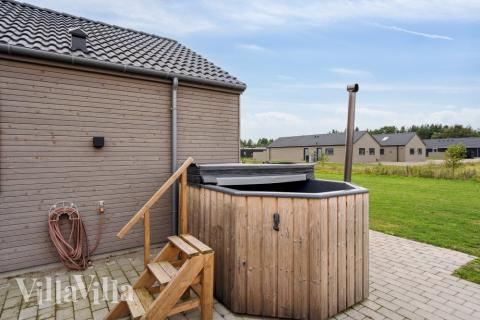 I det attraktive aktivitesrum i luksushus nr. 516 i Vestjylland  er der masser af udendørs aktiviteter, f.eks. legetårn og gynge