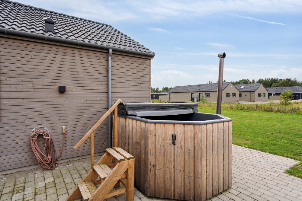 I det attraktive aktivitesrum i luksushus nr. 516 i Vestjylland  er der masser af udendørs aktiviteter, f.eks. legetårn og gynge