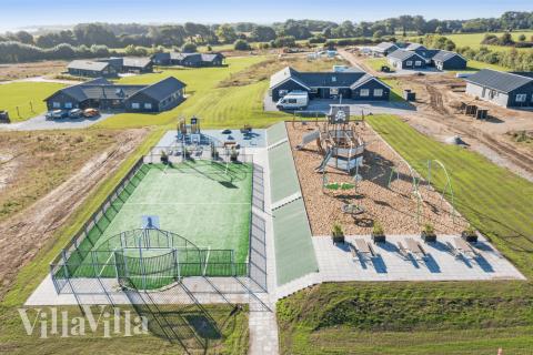 I det attraktive aktivitesrum i luksushus nr. 526 i Sydjylland  er der masser af udendørs aktiviteter, f.eks. legetårn og gynge