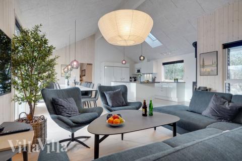 Der er mulighed for hygge i sommerhusets sofaarrangement, når I besøger luksushus nr. 526