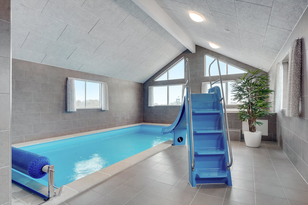 Sommerhus 526 er indrettet med en lækker poolafdeling med vandrutsjebane, dejlig stor indbygget spabad og sauna