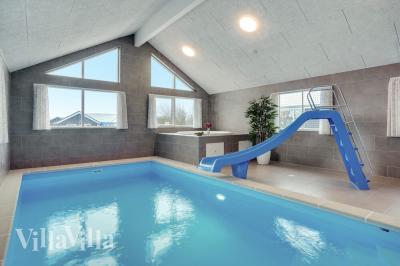 Sommerhus 526 er indrettet med en lækker poolafdeling med vandrutsjebane, dejlig stor indbygget spabad og sauna