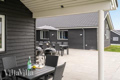 På terrassen i sommerhus nr. 526 er der plads til 20 personer.