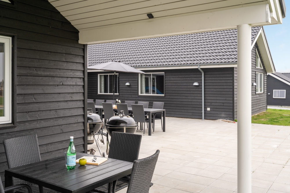 På terrassen i sommerhus nr. 526 er der plads til 20 personer.
