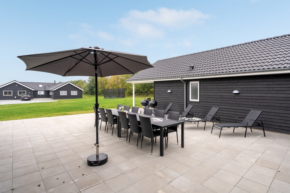 Nyd en grillaften på terrassen i luksushus nr. 526 i Sydjylland