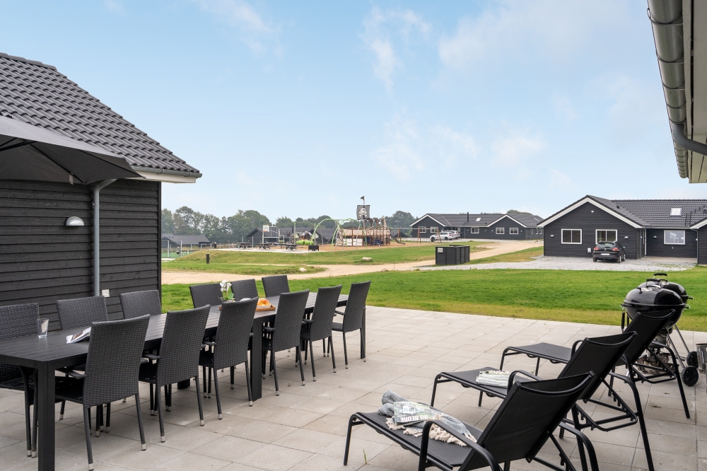 Luksushus nr. 526 har en dejlig terrasse med gode havemøbler til 20 personer.