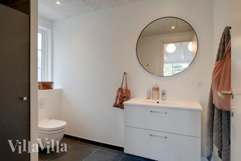 Der er bad med brus i luksushus nr. 518 til 14 personer.