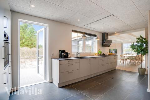 Køkkenet i luksushus nr. 518 er udstyrret, så I let kan lave mad til 14 personer.