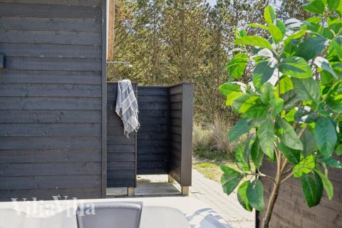 På terrassen i sommerhus nr. 518 er der plads til 14 personer.