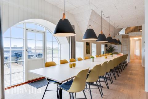 Det store lyse opholdrum i luksushus nr. 528 til 28.