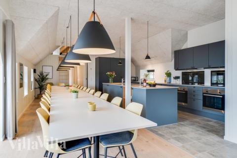 I kan sagtens side 28 personer sammen i sommerhusets opholdsrum, når I besøger luksushus 528 i Vestjylland.