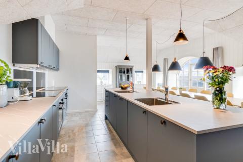 Køkkenet i luksushus nr. 528 er udstyrret, så I let kan lave mad til 28 personer.