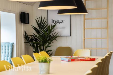 Opholdsrum med plads til 28 i luksushus nr. 528.