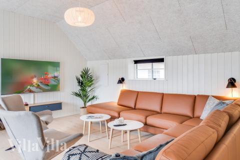 Der er mulighed for hygge i sommerhusets sofaarrangement, når I besøger luksushus nr. 528