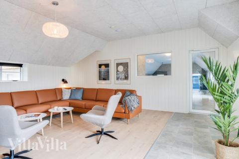 Sofaen i luksushus 528 i Vestjylland indbyder til brætspil eller at se en film sammen.