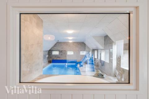 Sommerhus 528 er indrettet med en lækker poolafdeling med vandrutsjebane, dejlig stor indbygget spabad og sauna