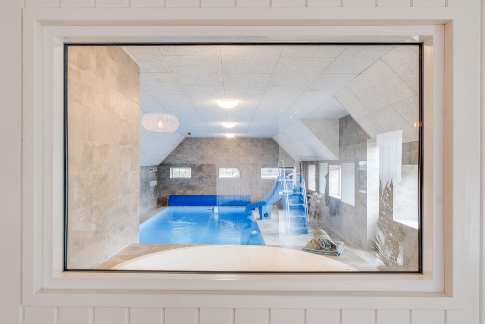 Sommerhus 528 er indrettet med en lækker poolafdeling med vandrutsjebane, dejlig stor indbygget spabad og sauna