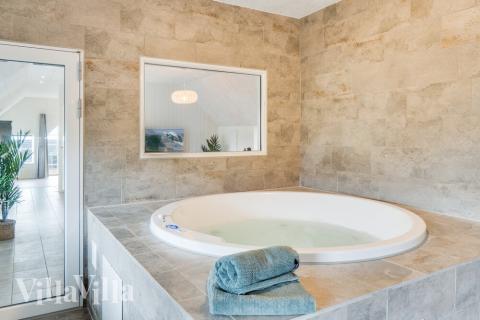 Nyd varmen i spaen i luksushus nr. 528 i Vestjylland