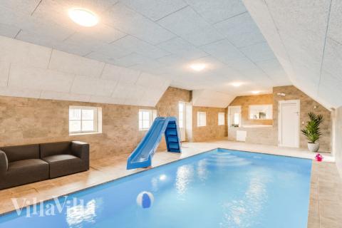 Den lækre pool i luksushuse nr. 528 til 28 personer