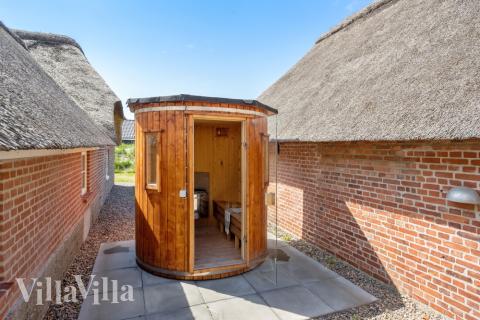 På terrassen i sommerhus nr. 528 er der plads til 28 personer.