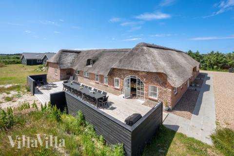 Dette skønne poolhus nr. 528 med plads til 28 personer ligger i Vestjylland