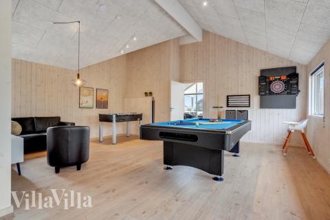 Luksushus 488 til 18 personer byder på et stort aktivitetsrum med bl.a. billard og dart