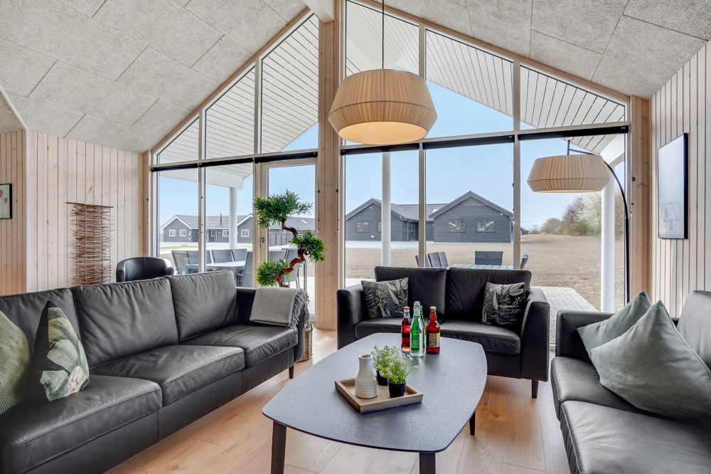 Der er mulighed for hygge i sommerhusets sofaarrangement, når I besøger luksushus nr. 488