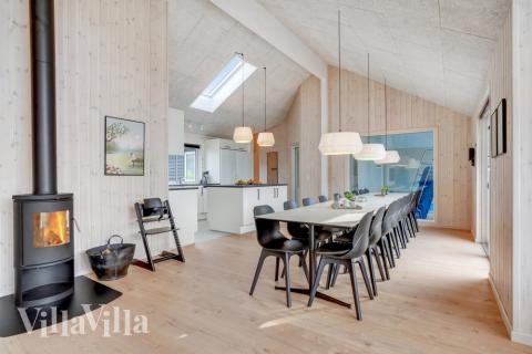 I kan sagtens side 18 personer sammen i sommerhusets opholdsrum, når I besøger luksushus 488 i Sydjylland.