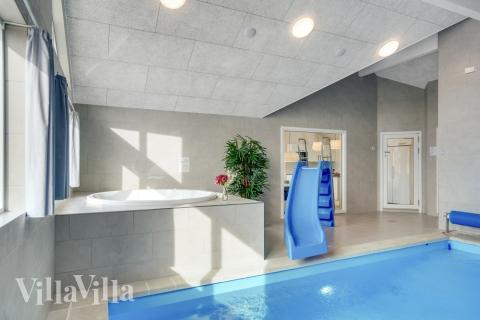 Sommerhus 488 er indrettet med en lækker poolafdeling med vandrutsjebane, dejlig stor indbygget spabad og sauna