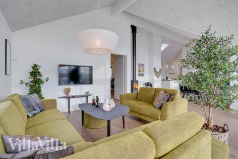 Der er mulighed for hygge i sommerhusets sofaarrangement, når I besøger luksushus nr. 520