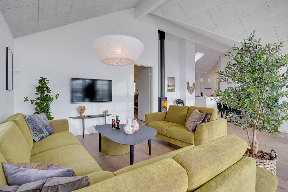 Der er mulighed for hygge i sommerhusets sofaarrangement, når I besøger luksushus nr. 520